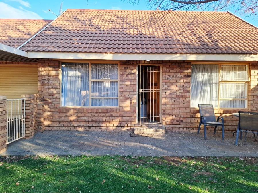 2 Bedroom Property for Sale in Langenhovenpark Free State
